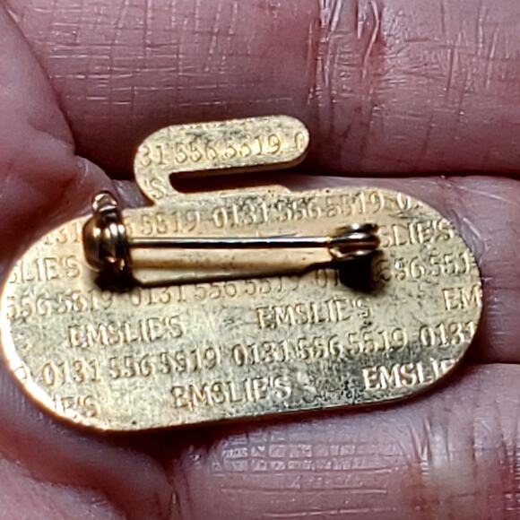 Dunfermline Ladies Curling Club 1972 Collectors Pin Gold Tone Vtg - Picture 3 of 5